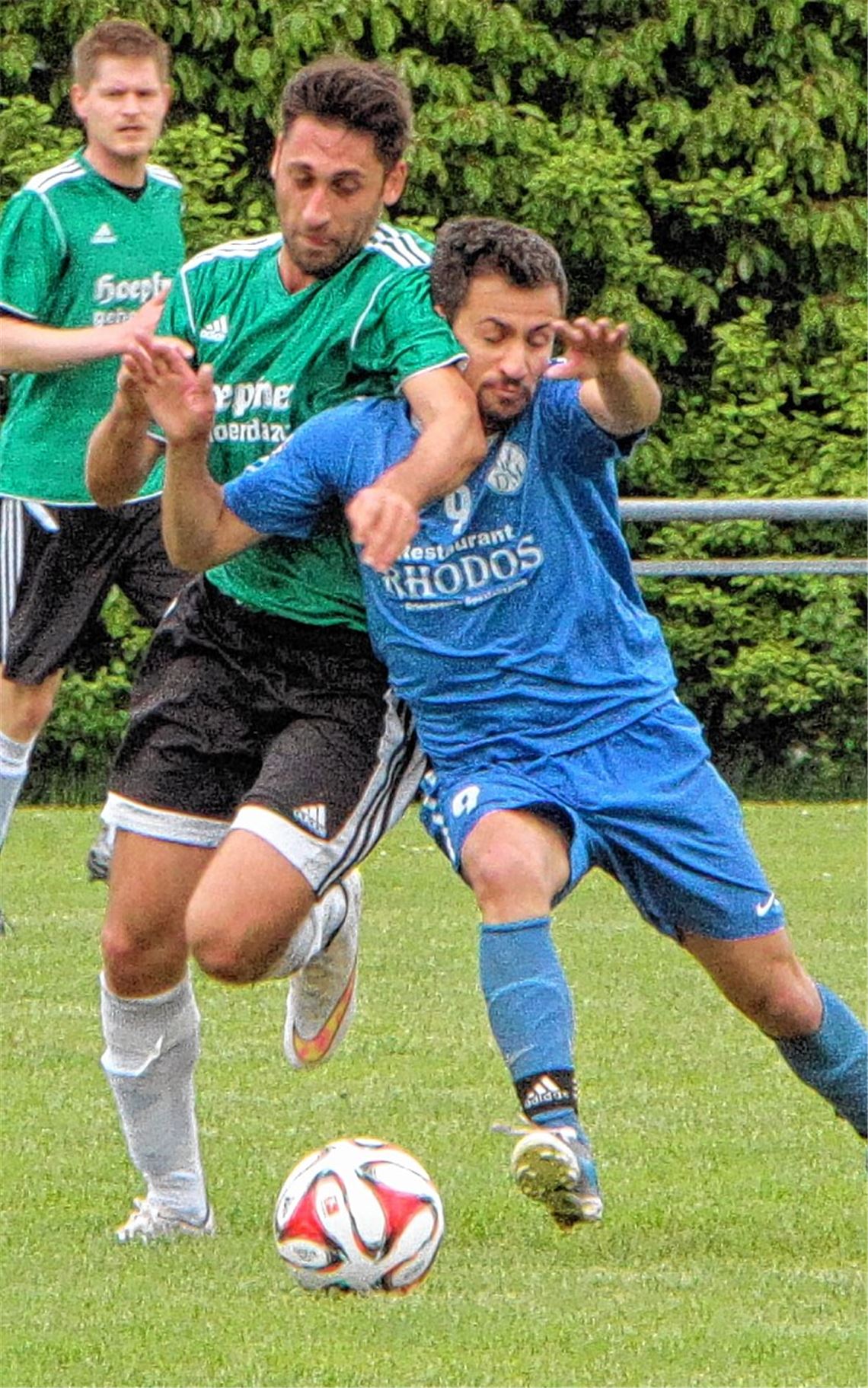 Machtlos tropft Mühlackers Mesut Adibelli (re.) in dieser Szene an Francesco Grifo ab.