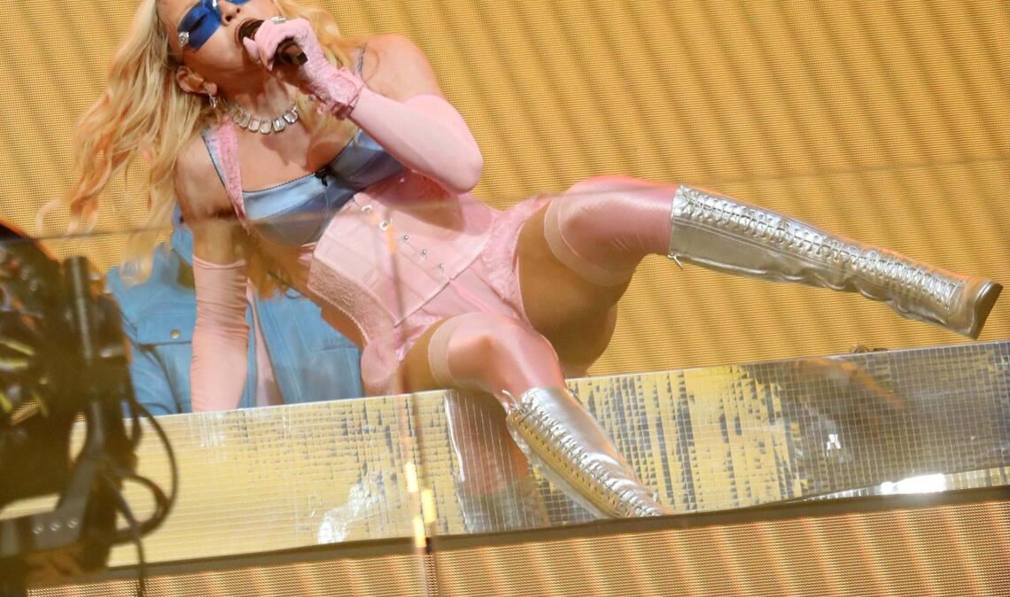 Madonna gibt Überraschungskonzert am Times Square – Promo für neues Album „Confessions II“ mit Grindr