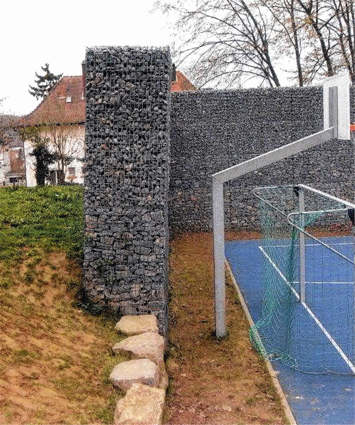 Mächtiges Bauwerk mit Tücken: Die Lärmschutzwand am Spielfeld der Schillerschule hat sich im oberen Teil geneigt und soll ein Stück weit abgetragen werden.