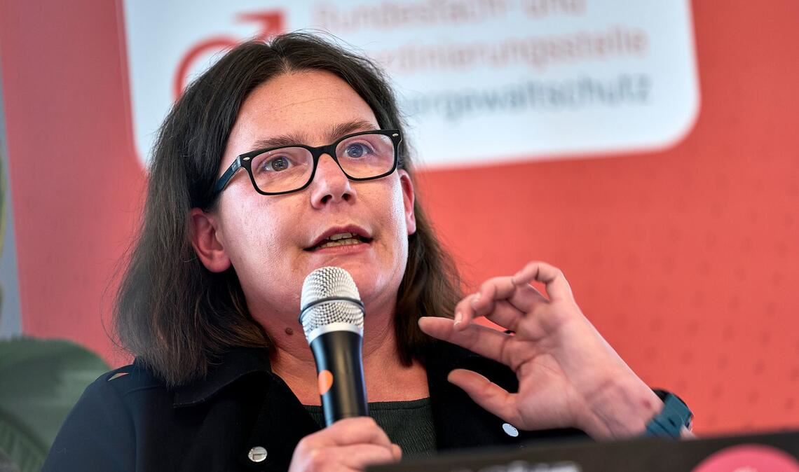 "Männer brauchen mehr Anlaufstellen in Deutschland", fordert Annalena Schmidt von der Stelle Männergewaltschutz.