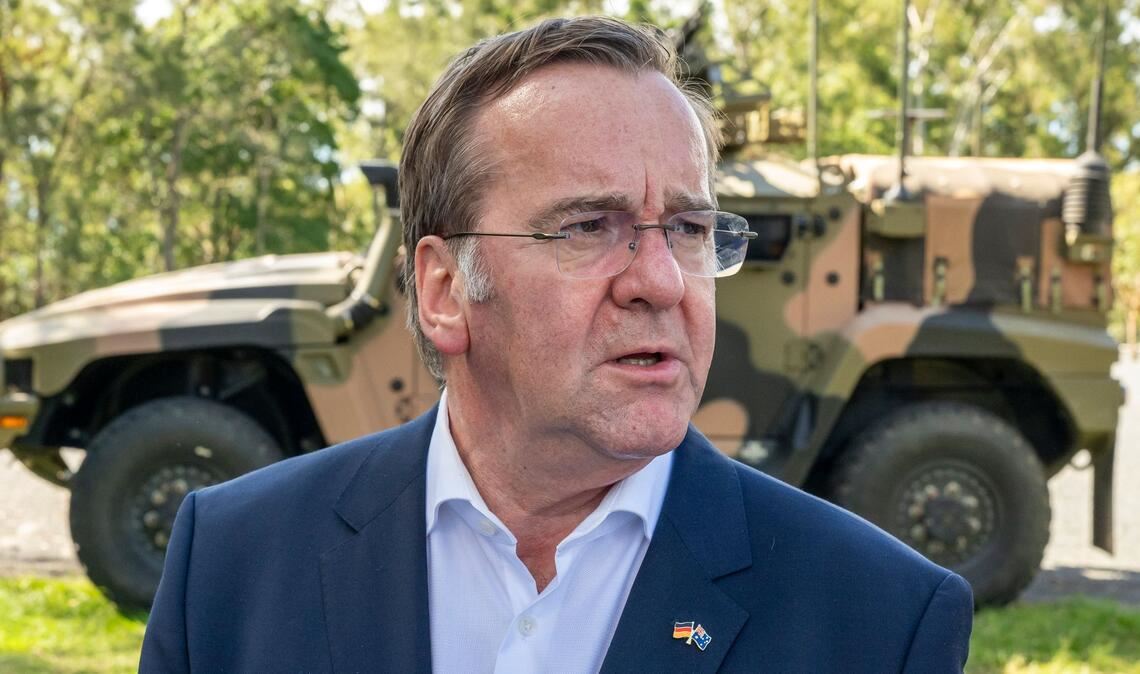 Männer der Altersgruppe 17 bis 45 brauchen nach Angaben von Verteidigungsminister Boris Pistorius (SPD) keine Genehmigung für lange Auslandsaufenthalte. (Archivbild)