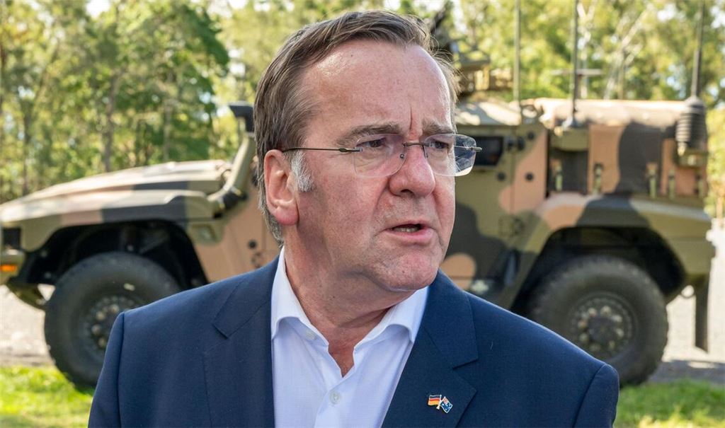 Männer der Altersgruppe 17 bis 45 brauchen nach Angaben von Verteidigungsminister Boris Pistorius (SPD) keine Genehmigung für lange Auslandsaufenthalte. (Archivbild)