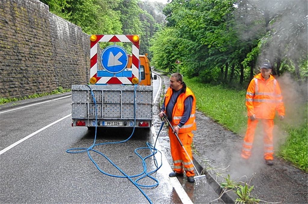Männer der Straßenmeisterei testen die Unkrautbekämpfung mit heißem Wasser. Foto: privat