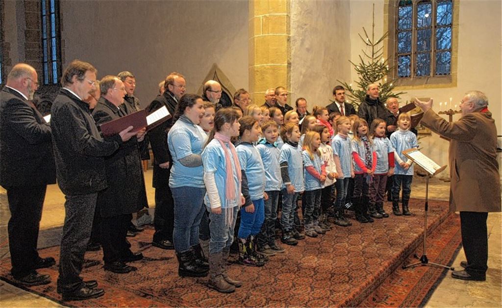 Männer des Gesangvereins und Grundschulkinder singen gemeinsam. Foto: Appich