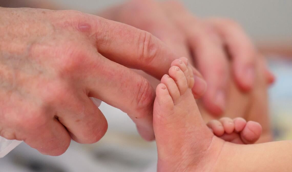 Männer in Deutschland werden immer später Vater. (Symbolbild)