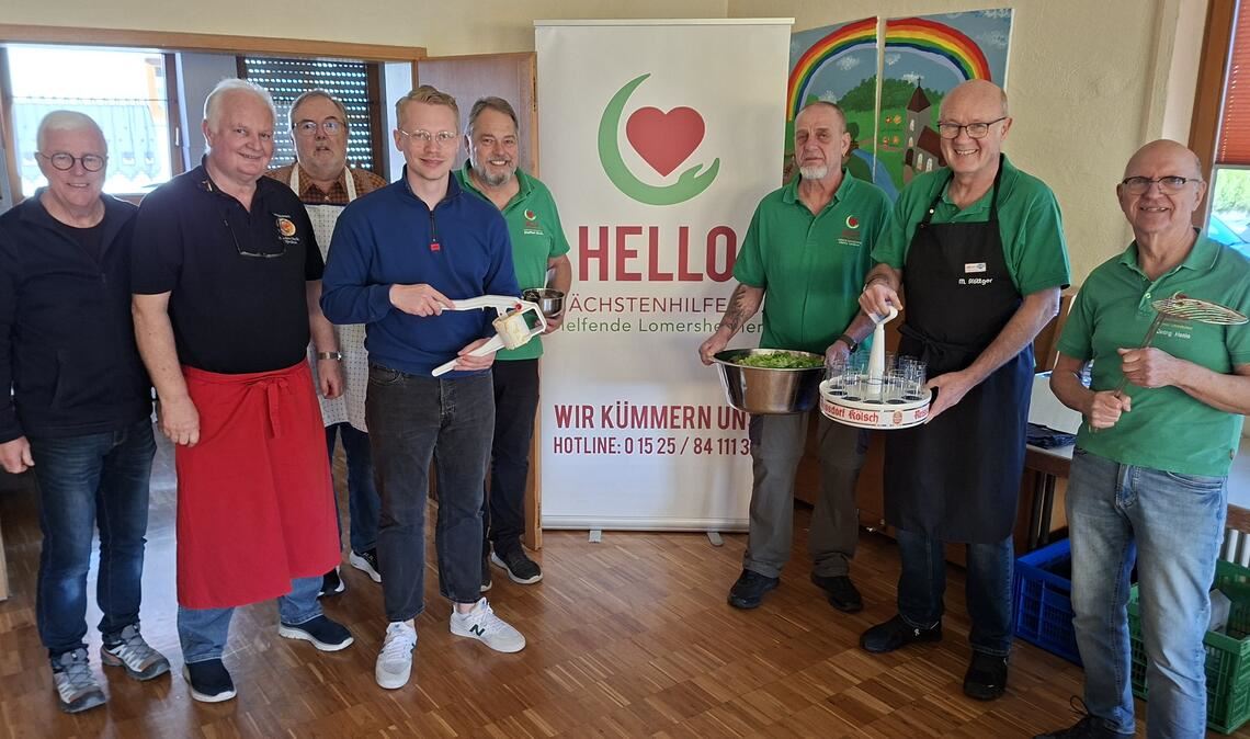 Männer voller Tatendrang: In Lomersheim bereiten sie gemeinsam mit Gastkoch Paul Renner (4.v.li.) ein Mittagessen zu. Fotos: Bastian