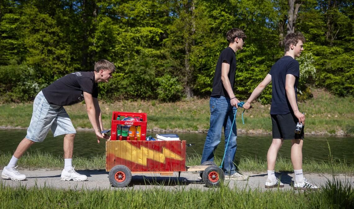 Männer ziehen mit Bier und Bollerwagen durch die Gegend,  Christen begehen einen religiösen Feiertag - in Deutschland fallen der Vatertag und Christi Himmelfahrt auf denselben Tag (Symbolfoto).