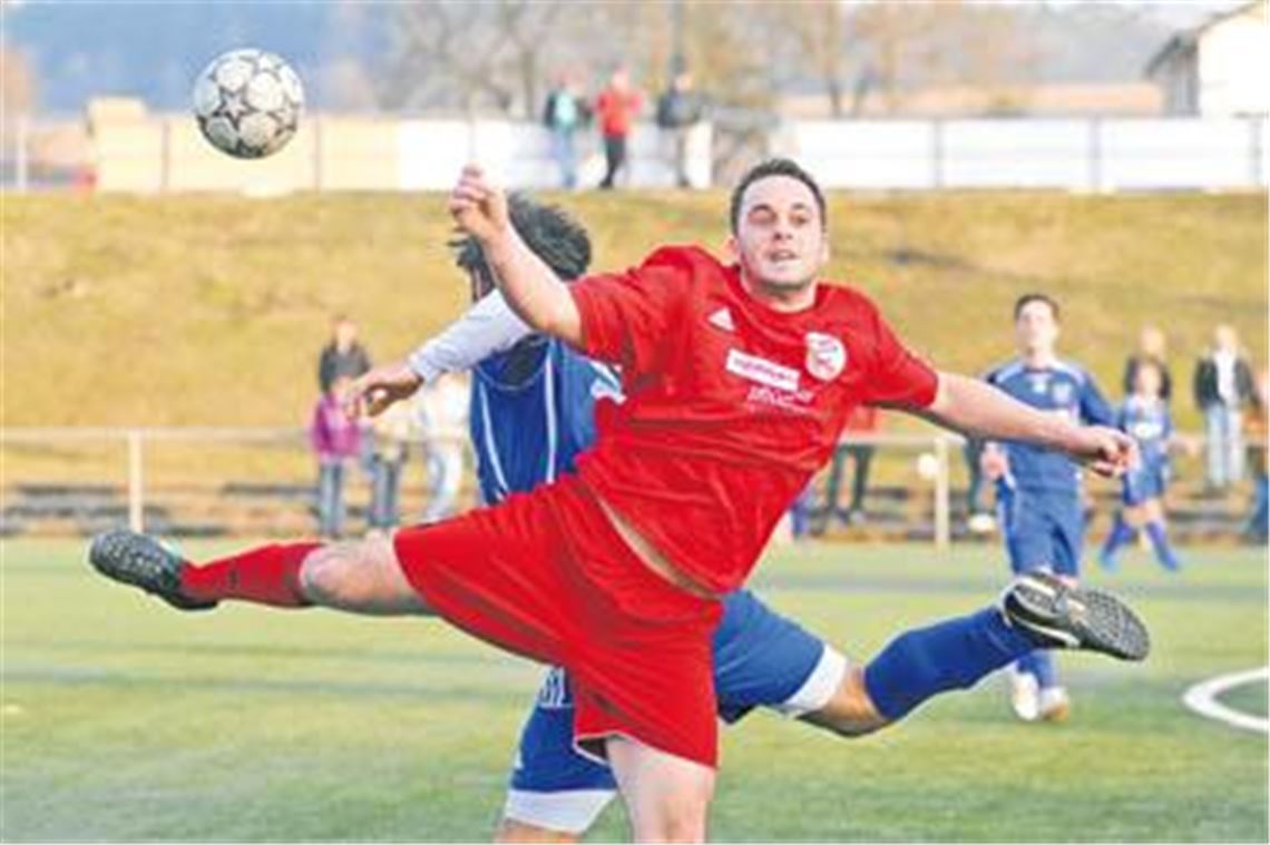 Männerballett auf dem Fußballplatz: Der TSV Wiernsheim (in rot) macht im Spiel gegen den FV Kirchheim zuhause eine sehr gute Figur und holt mehr als verdient drei Punkte.
Foto: Fotomoment