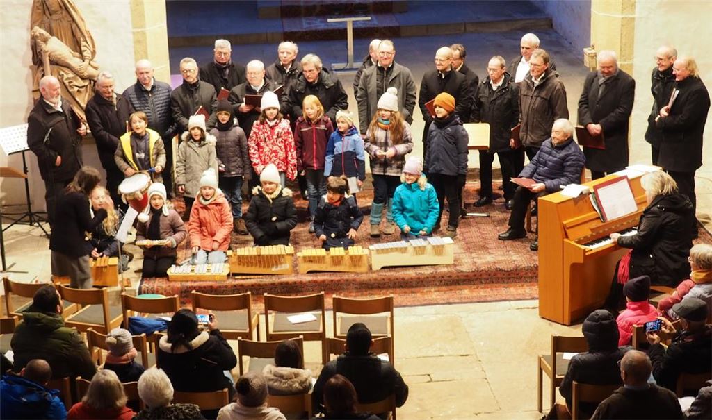 Männergesangverein und Schulchor Lienzingen musizieren gemeinsam. Foto: Müller
