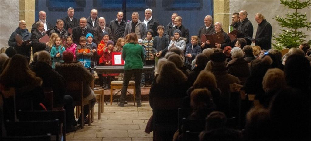 Männergesangverein und Schulchor der Grundschule beim Weihnachtssingen.Fotomoment