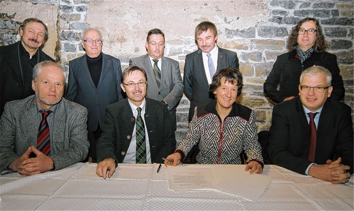 Männerrunde mit Staatssekretärin: Gisela Splett unterzeichnet im Roßwager Backhäusle eine Ökopunkte-Vereinbarung ihres Verkehrsministeriums mit den Geschäftsführern der Flächenagentur (vorne von links) Manfred Fehrenbach, Bernhard Kübler und Thomas Beißwenger, aufmerksam beobachtet von Rolf Allmendinger (WG Roßwag-Mühlhausen), Winfried Scheuermann (Bürgermeister-Stellvertreter aus Illingen), Klaus Reitze (Bürgermeister aus Vaihingen), dem Landtagsabgeordneten Konrad Epple und Bertram Haak (WG Roßwag-Mühlhausen).Foto: Kollros