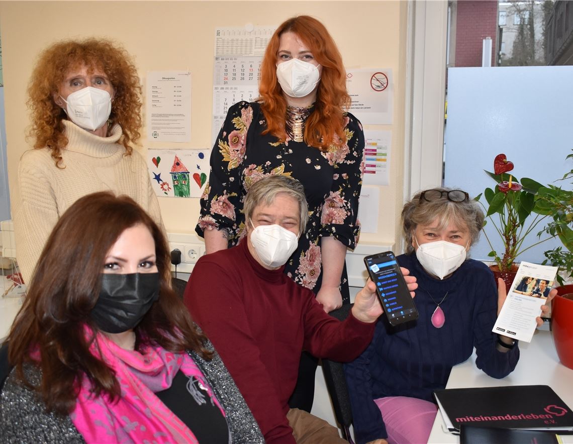 Magda Kamal, Susanne Lechens, Volker Siefermann, Cora Kranz und Regina Spreer (v.li.) vom Verein Miteinanderleben freuen sich, mit der „mbeon“-App ihren Klienten ein niederschwelliges Beratungsangebot bieten zu können. Foto: Bischoff-Krappel