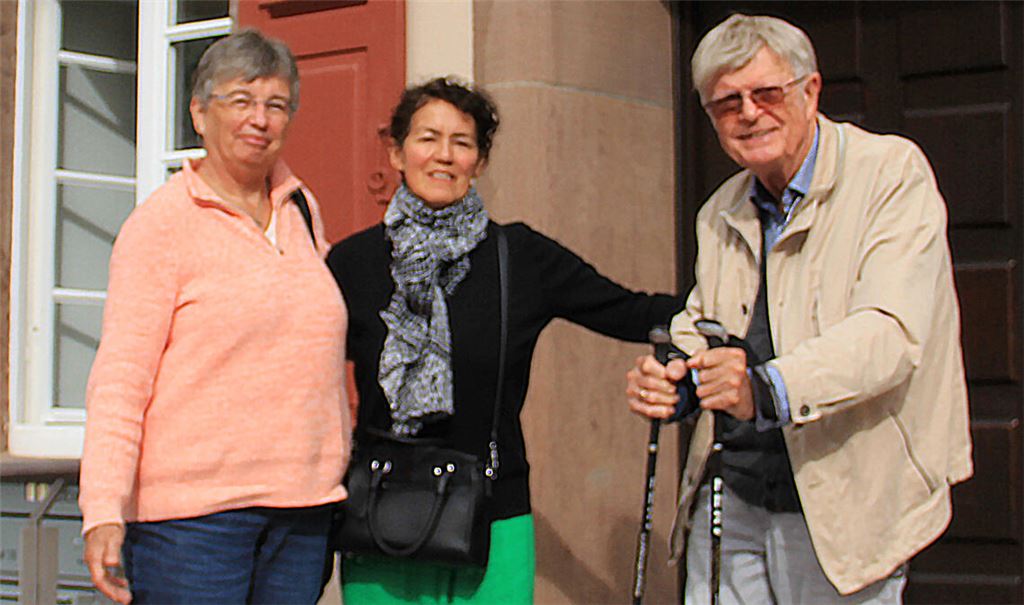 Magdalena Kroll (Mitte), Leiterin der Wohnanlage für Mädchen Quillazú in Peru, ist zu Gast bei Eveline und Ditmar Wiegmann von der Eine-Welt-Gruppe Maulbronn. Foto: privat