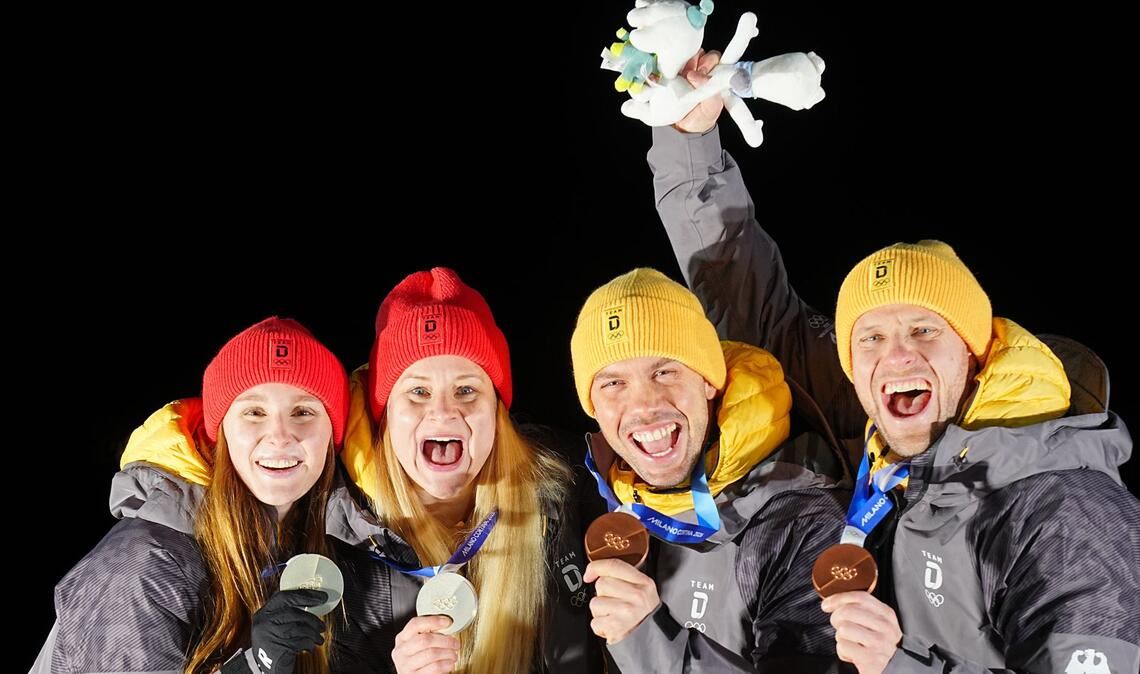 Magdalena Matschina, Dajana Eitberger, Tobias Wendl und Tobias Arlt jubelt über ihre Medaillen.