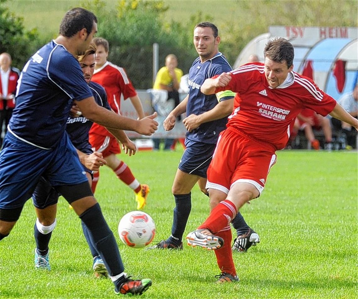Magerkost für die Zuschauer: Der TSV Großglattbach (rote Trikotst) holt beim 0:0 gegen den VfB Vaihingen einen Punkt. 