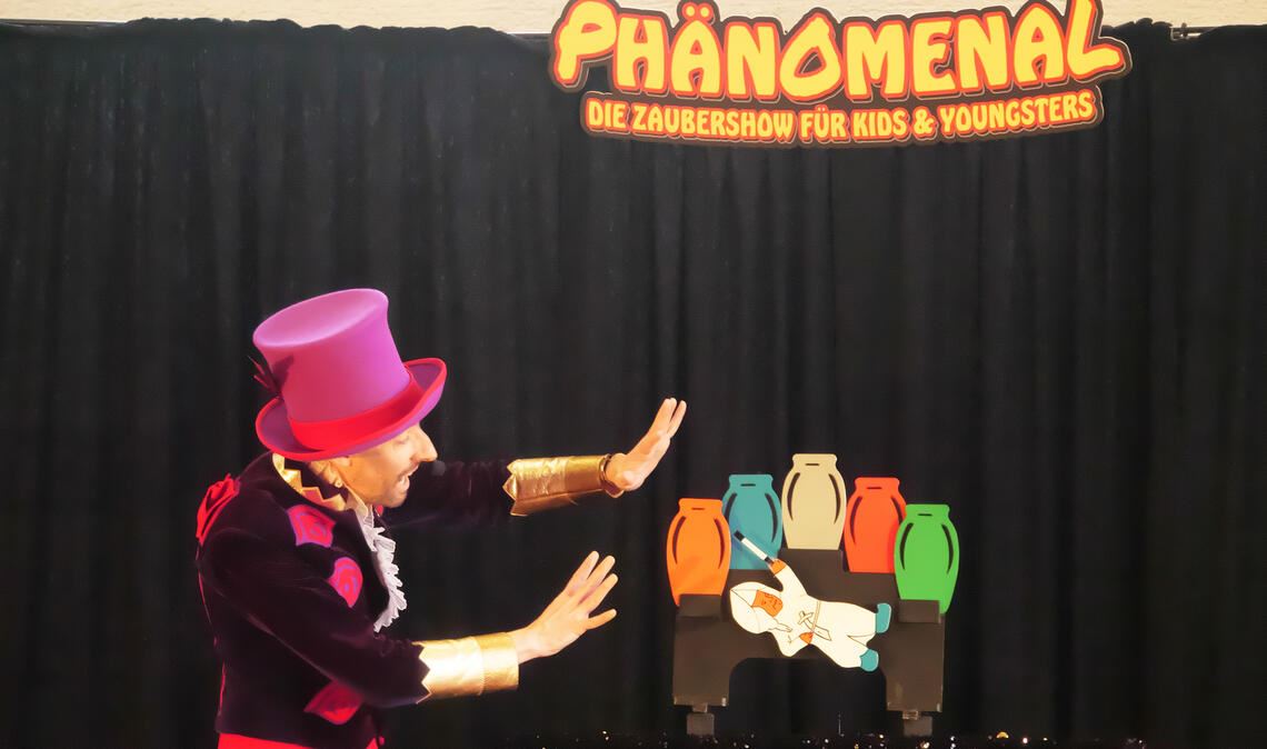 Magier Dennis Rush zaubert sich bei zwei Vorstellungen im Paul-Gerhardt-Gemeindehaus in Mühlacker in die Herzen der jungen und jung gebliebenen Zuschauer. Foto: Friedrich