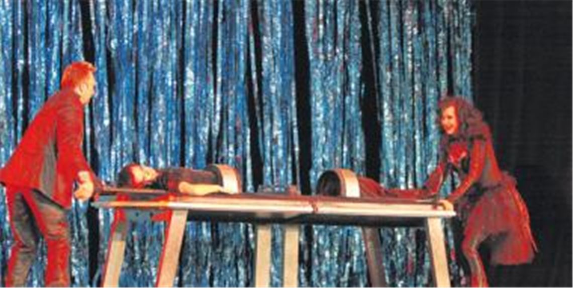 Magische Show mit kleinem Schauer-Effekt: Eine Frau wird mit dem Beil in zwei Teile zerstückelt und bleibt dabei trotzdem quicklebendig. Foto: Hansen