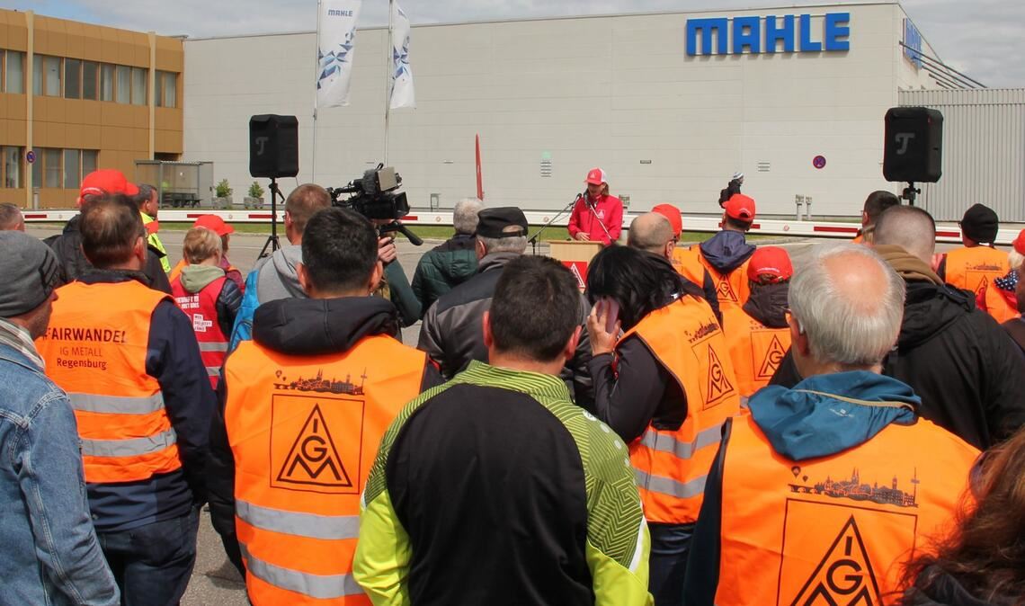 Mahle-Mitarbeiter haben bereits am Warnstreiktag vor dem Werk in Neustadt protestiert.