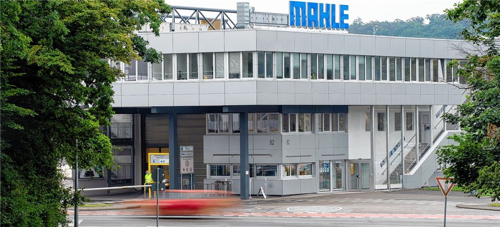 Mit Menschenketten gegen Jobverlust