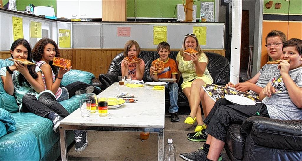 Mahlzeit (v. li.): Nermin Tekin, Claudia Maria, Hannah Kazda, Adrian Kohler, Vera Müller, Alex Heyler und Mark Heyler.