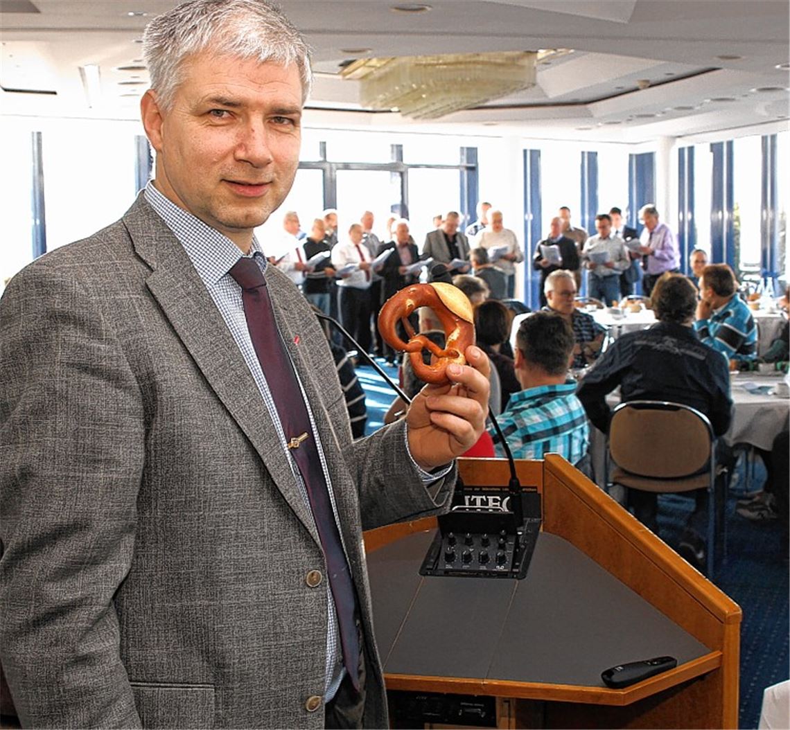 Mahner in der Branche: Bäckerobermeister Martin Reinhardt bei der Innungshauptversammlung in Pforzheim. Im Hintergrund der Bäckerchor. Foto: Kollros
