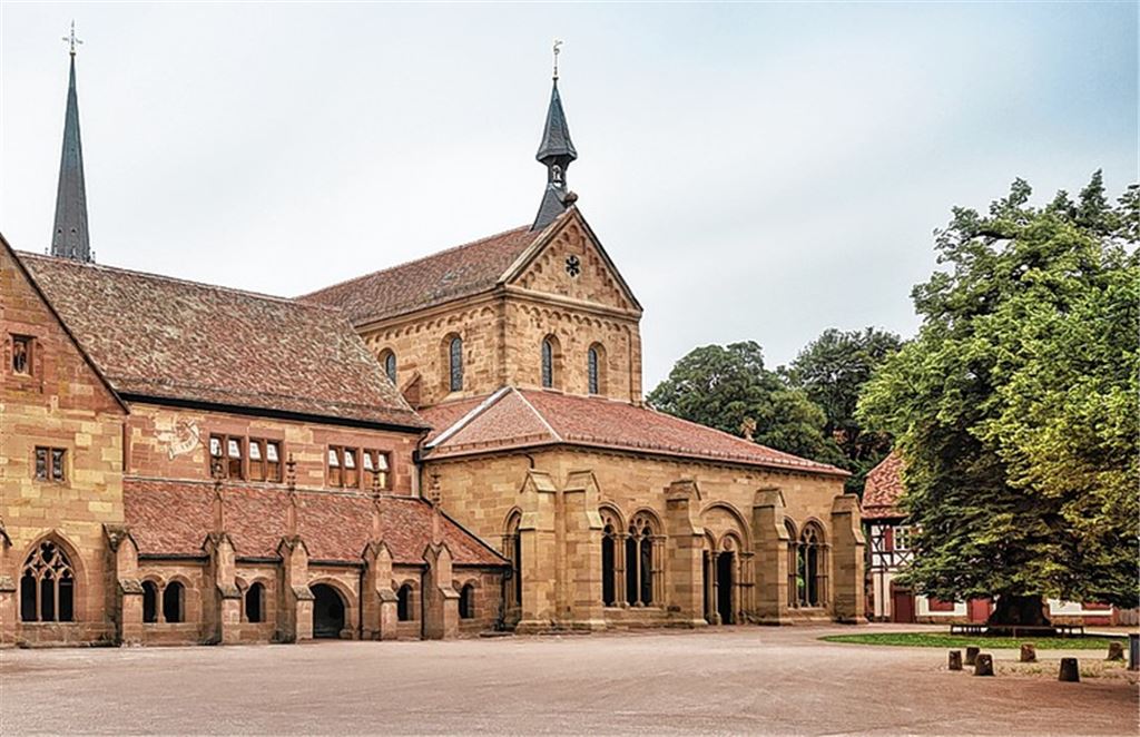 Mahnmal: die Friedenslinde im Maulbronner Klosterhof.ssg/Günther Bayerl