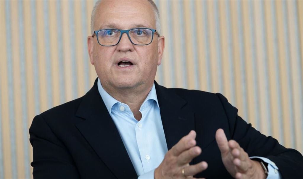 Mahnt eine neue Leistungsbereitschaft an: LBBW-Chef Rainer Neske spricht im Interview über das Ende der „goldenen Jahre“ und warum wir wieder mehr über Produktivität statt über Homeoffice streiten sollten.