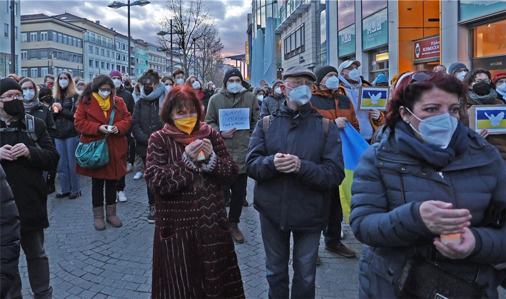 Mahnwache am Freitagabend am Leopoldplatz in Pforzheim. Foto: Jürgen Müller
