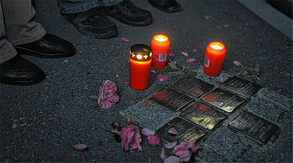 Mahnwache an den in der Schillerstraße verlegten Stolpersteinen.