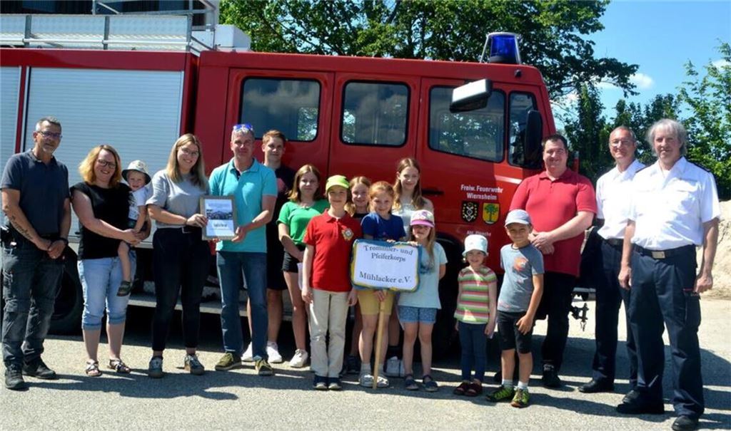 Mai 2024: Das alte Pinacher Löschfahrzeug wird als Spende an die Jugend der Trommler und Pfeifer aus Mühlacker übergeben. Foto: Archiv