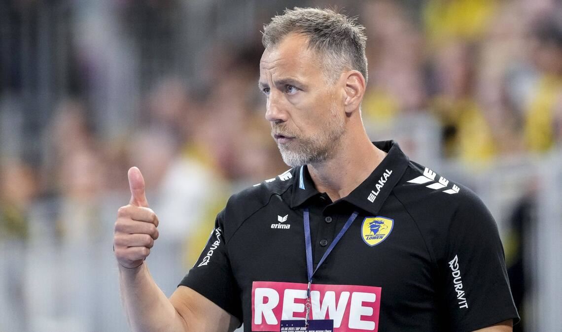Maik Machulla (Rhein-Neckar Löwen, 48 Jahre alt): Machulla brachte sich als Spieler mehrfach mit Champions-League-Siegen, Meistertiteln und EHF-Pokalerfolgen in der Bundesliga einen Namen. Nach einer erfolgreichen Trainerära bei der SG Flensburg-Handewitt, in der er 2018 und 2019 Meister wurde, übernahm er 2024 kurzzeitig Aalborg Håndbold. Ab Sommer 2025 kehrt er als neuer Cheftrainer der Rhein-Neckar Löwen in die Bundesliga zurück und will dort an alte Erfolge anknüpfen.