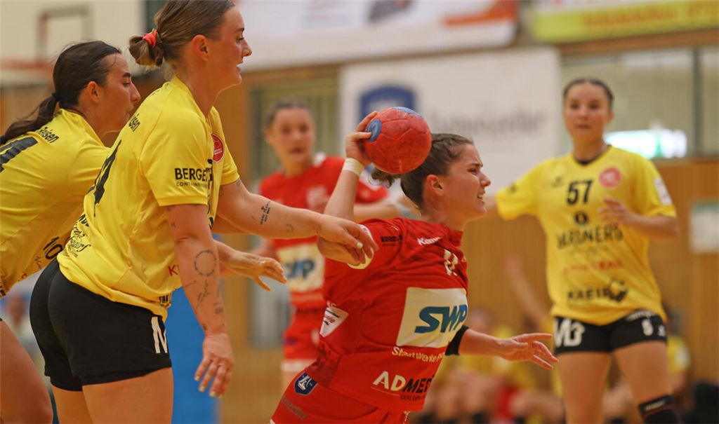 Maike Fetzner (am Ball, TG 88) setzt sich gegen die HG-Abwehr durch.