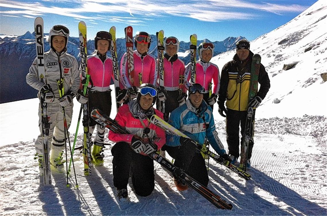 Maike Hujara (kniend li.) mit ihrem Team: Ihre Damen sollen rasch den Sprung in den Weltcup-Kader schaffen und wenigstens einige bei den Olympischen Spielen in vier Jahren dabei sein. Foto: privat