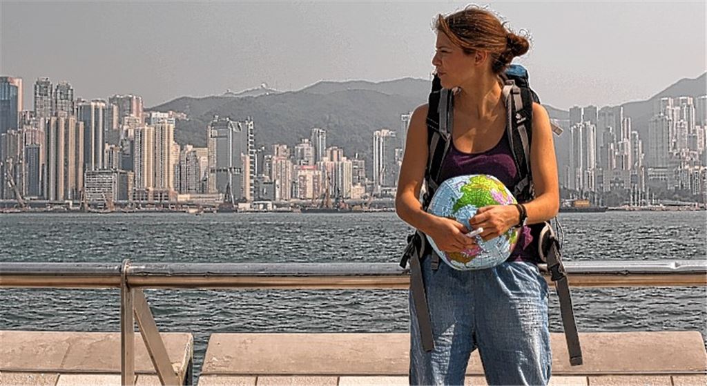 Maike Johanna Reuter spielt die Hauptrolle in Serdar Dogans neuem Film „Der 8. Kontinent“, der Ende April in die Kinos kommt. Das weltumspannende Roadmovie erzählt die Geschichte einer starken jungen Frau, die sich im Zuge einer abenteuerlichen Reise mit ihren Eltern versöhnt, denen sie mit 16 Jahren nach einem großen Streit den Rücken kehrte.