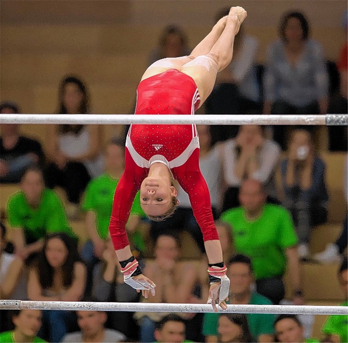 Maike Roll kann auch nach dem Ende der Profi-Laufbahn noch mit den Besten ihres Fachs mithalten. Während sie bei der Deutschen Meisterschaft am Stufenbarren patzt, gelingt ihr am Schwebebalken mit dem Vizemeistertitel ein großer Coup. 