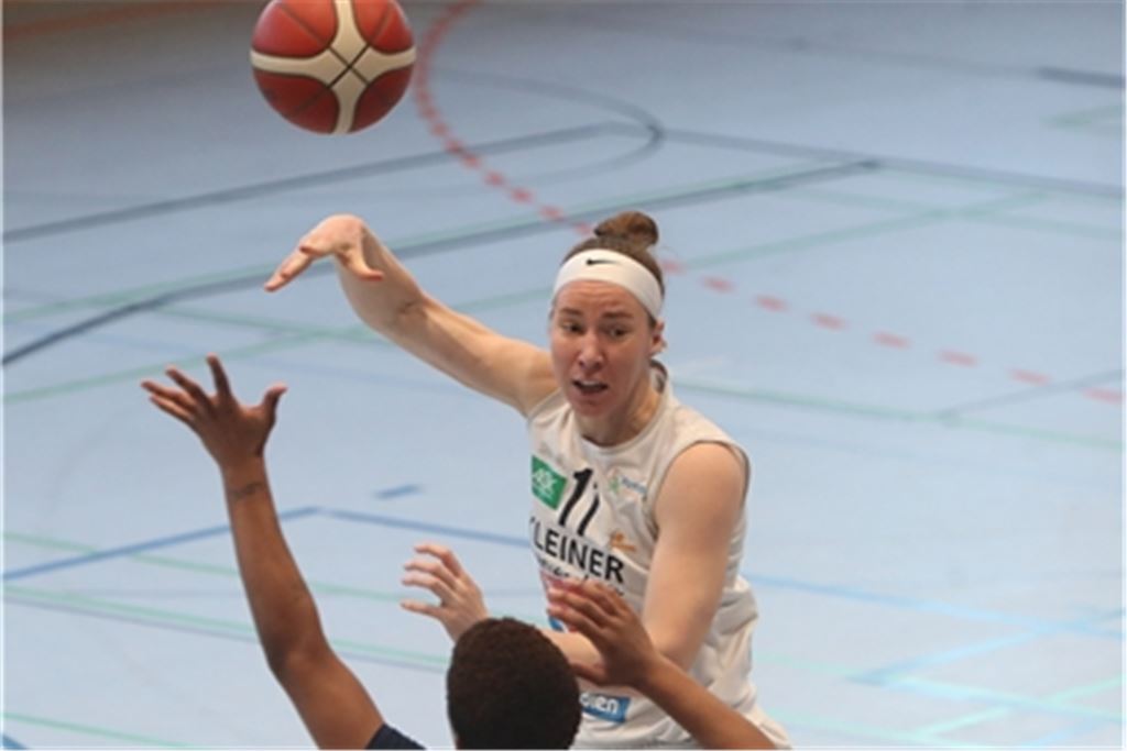 Mailis Pokk (weißes Trikot) spielt weiterhin für die Rutronik Stars Keltern.Archivfoto: Rubner