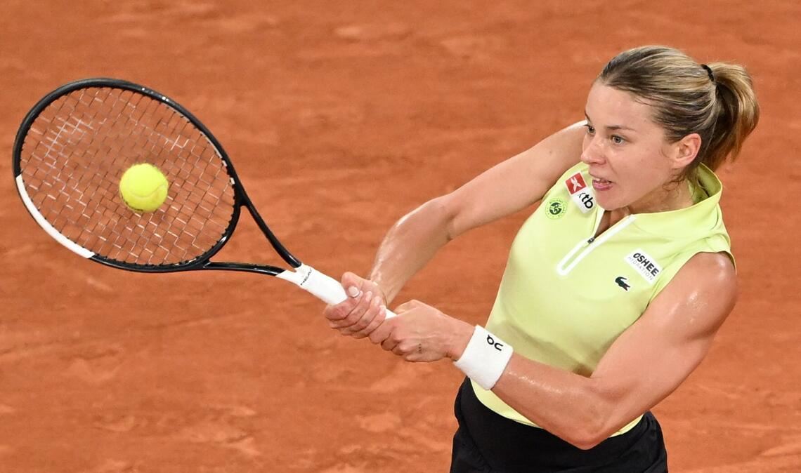 Maja Chwalinska bei einem Rückhandschlag.