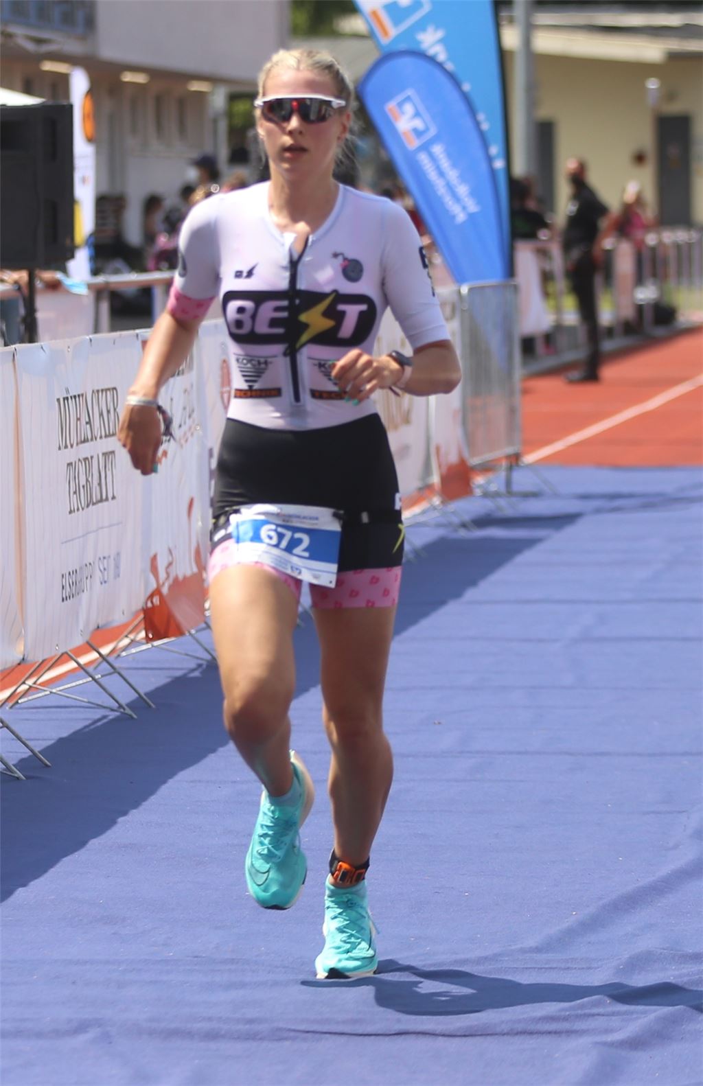 Maja Falkiewicz beim Zieleinlauf des Mühlacker Triathlon. Archiv (lh)