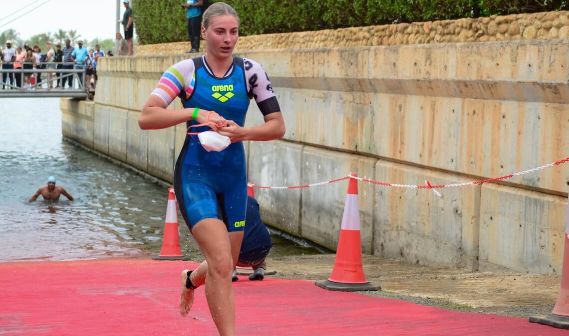 Maja Falkiewicz ist eine starke Schwimmerin – über diesen Sport kam sie zum Triathlon, der sie jetzt in den Oman geführt hat:glücklich beim Zieleinlauf nach 5:21 Stunden.