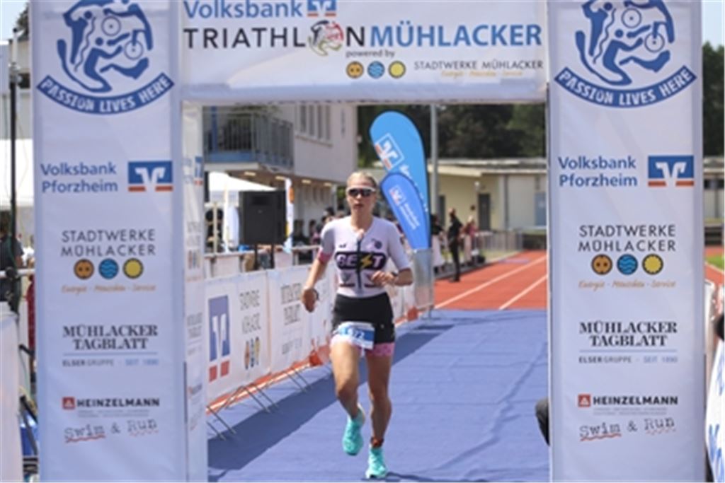 Maja Falkiewicz macht beim Volksbank Triathlon Mühlacker powered by Stadtwerke Mühlacker in der Jedermann-Kategorie mit – und läuft als Erste ins Ziel. Dabei schlägt sie den schnellsten Mann David Stephan um beinahe eine Minute.  Huber