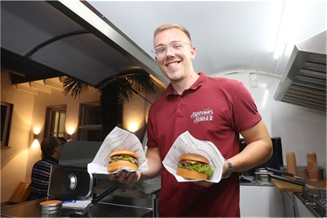 Mal ganz klassisch, mal als Käsespätzle-Variante: Bruno Glawa hofft, dass seine Burger ein Verkaufsschlager werden. Foto: Deeg