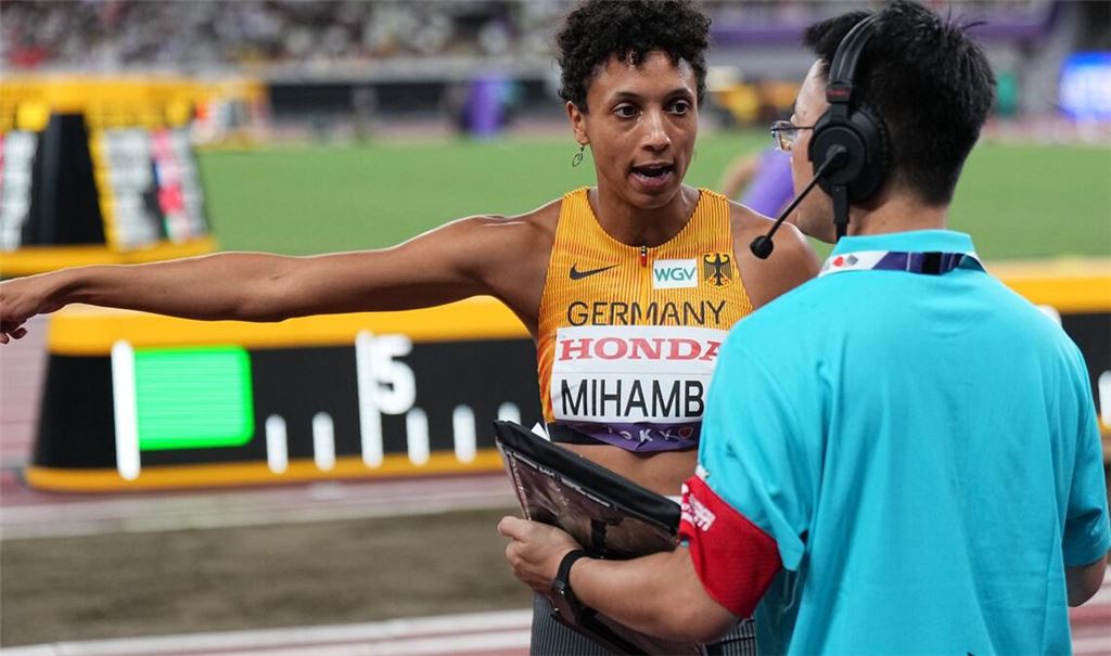Malaika Mihambo hatte Gesprächsbedarf.