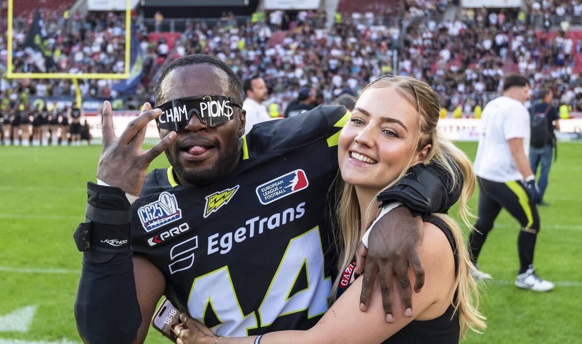 Maleka Japhet Mbala mit Siegerbrille und Freundin.