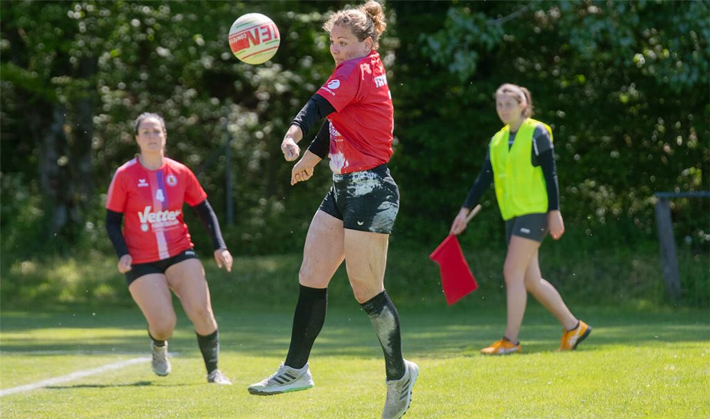 Malena Heidelbauer und die Ötisheimer Faustballerinnen starten in die Feld-Saison.