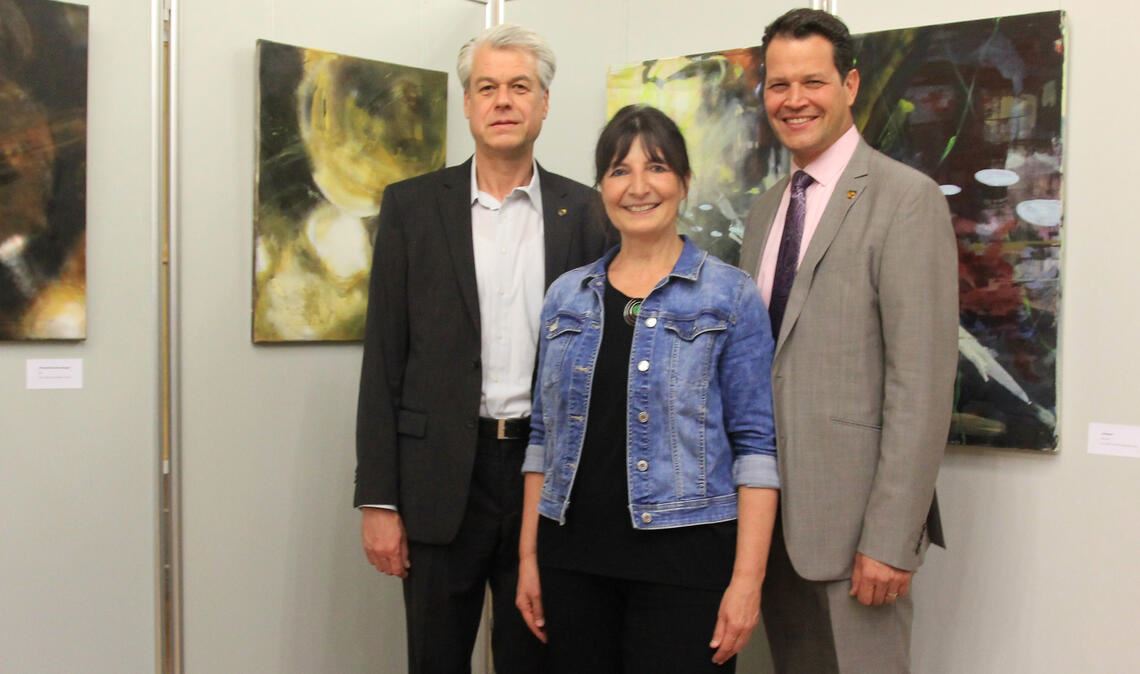 Malerin Astrid Brüstle mit dem Maulbronner Stadtarchivar Martin Ehlers und Bürgermeister Aaron Treut (re.). Foto: privat