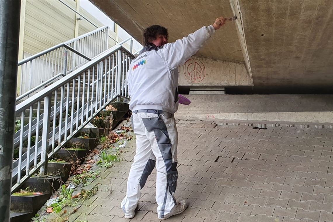 Graffiti-Sprayer entfernen ihre Schmierereien Malermeister in Aktion: Der Illinger Eric Schachbeteiligt sich ehrenamtlich an der Aktion des Projekts Anti-Graffiti-Mobil. Foto: pol