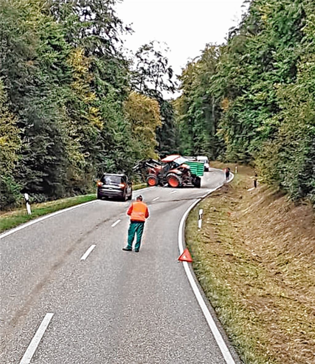 Traktor-Gespann stellt sich auf Waldstrecke quer