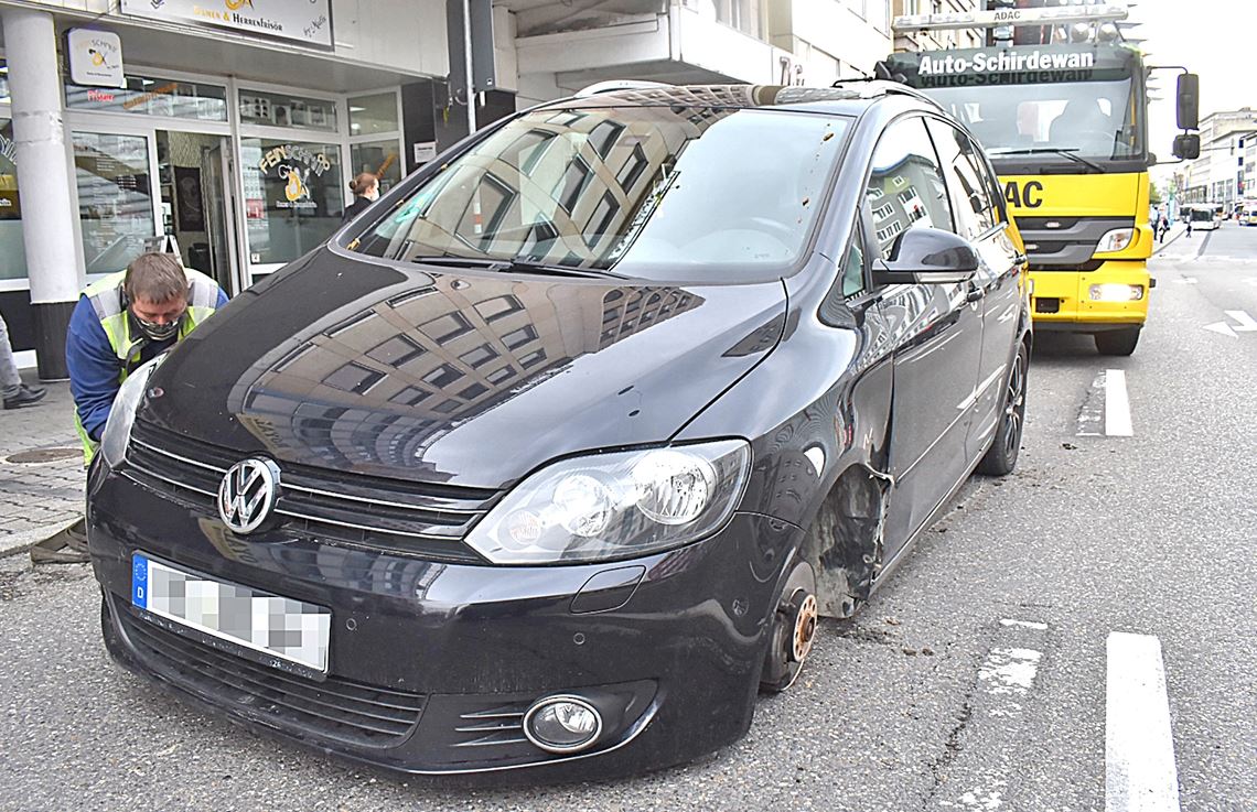 Auto verliert mitten in Pforzheim ein Rad Malheur in Pforzheim.Myroshnichenko