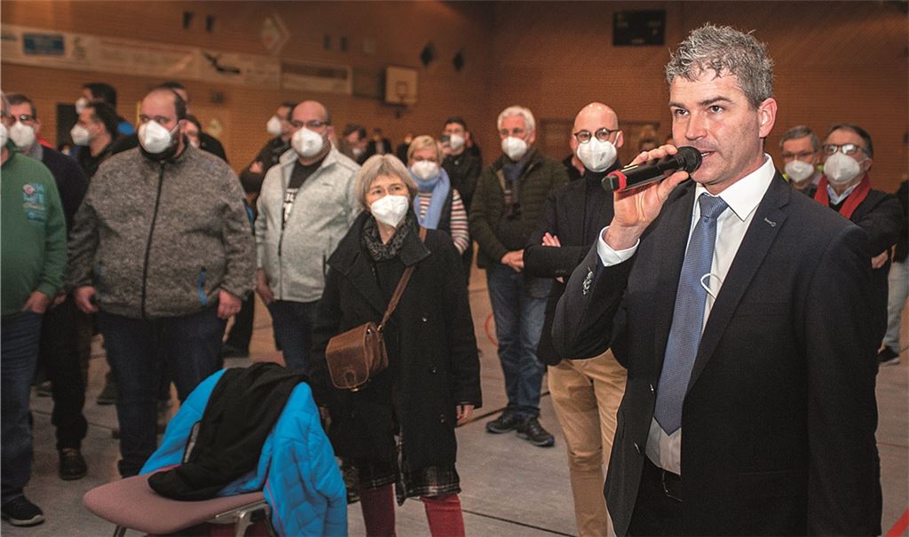 „Man gewinnt in Demut und verliert in Anstand“, sagt Matthias Enz, künftiger Wiernsheimer Bürgermeister, nach der Bekanntgabe des Ergebnisses in der LIndenhalle. Fotos: Fotomoment
