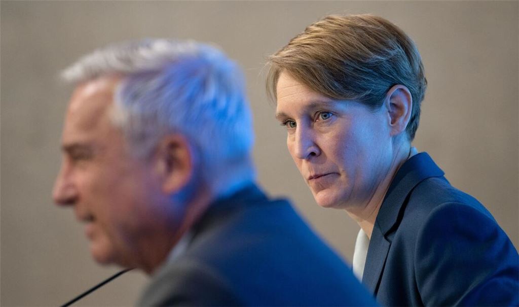 Man habe sich in der Abteilung von Landespolizeipräsidentin Stefanie Hinz (r.) für ein Alkoholverbot ausgesprochen. (Archivbild)